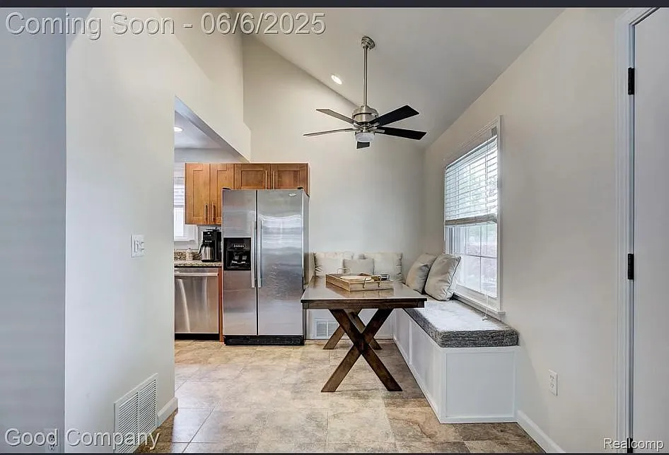 3 bed, 1368 sqft, $2,300 — Photo 4