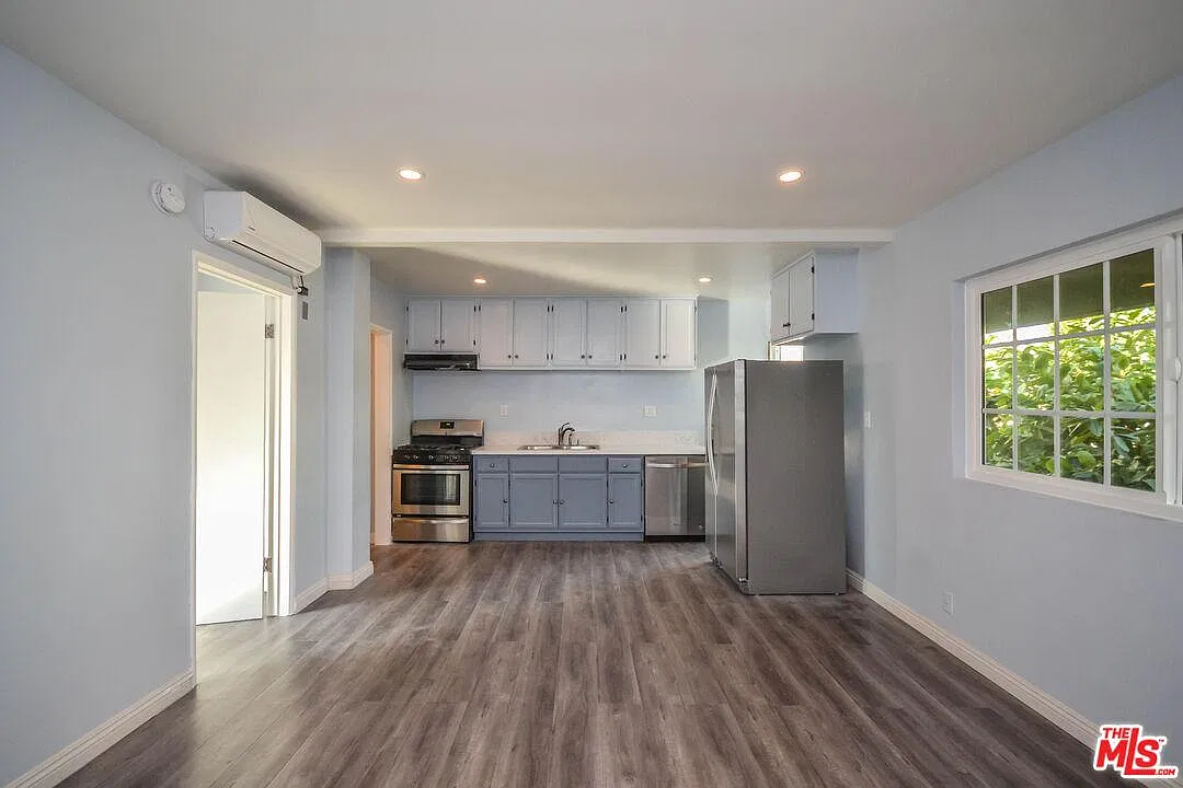 1112 Ocean Park Blvd — Photo 3