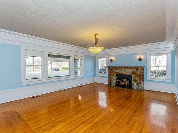 4th image of 636 N Broadway St
