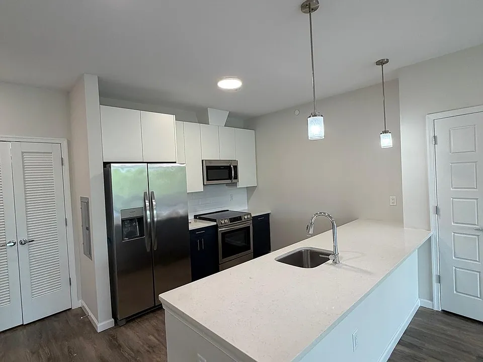 315 Lake St #202