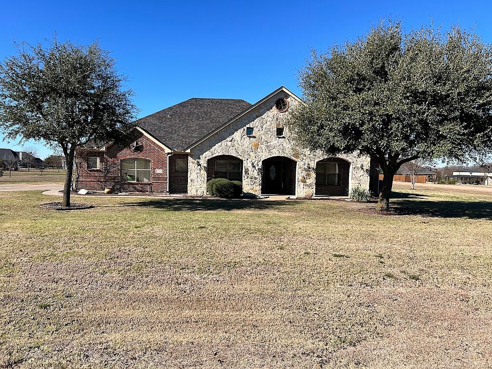 This fabulous home has 4 bedrooms and 3 baths, and is located on a 1-acre lot in a great neighborhood. It has a lot to offer, including a large backyard, a covered patio, and oversized garage. Don't miss out on this great opportunity!