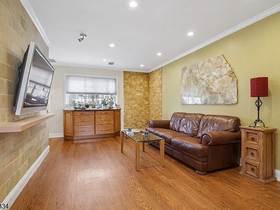 3rd image of 464 Meade St