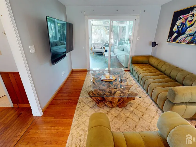 22 Wilson Ave — Photo 3