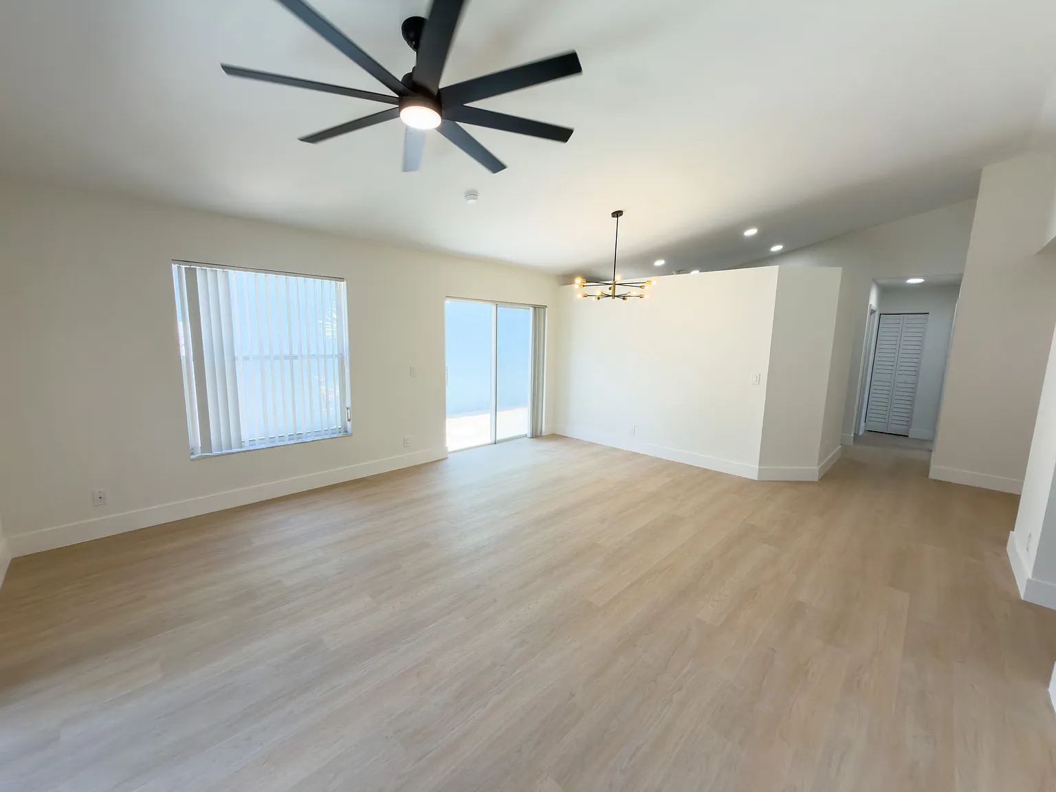 3 bed, 1200 sqft, $3,300 — Photo 2