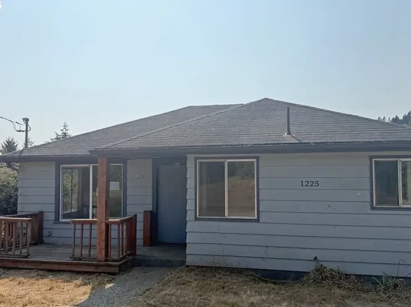 1225 N Laurel St, Coquille, OR 97423
