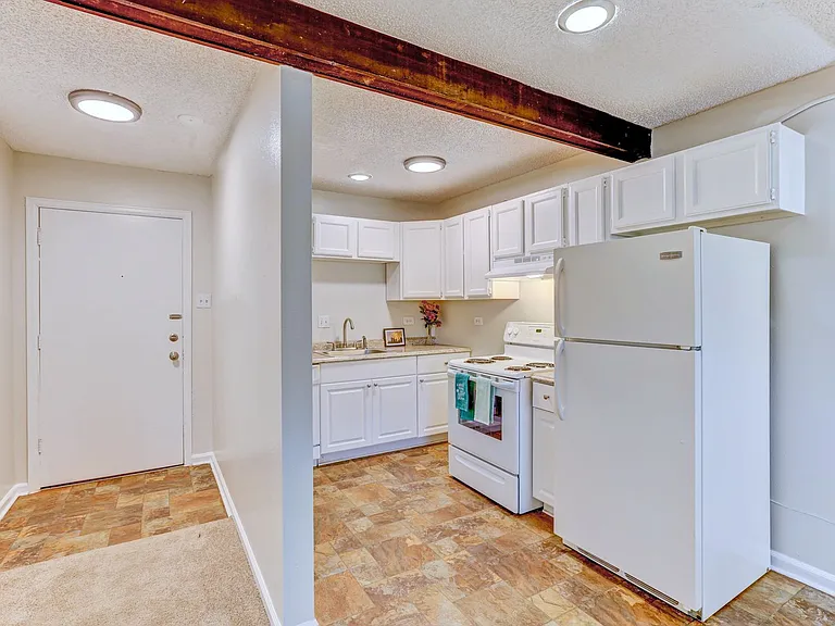 Monaco Parkway Apartments — Photo 8