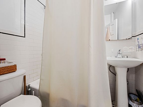 3rd image of 860 Manhattan Ave APT 3L