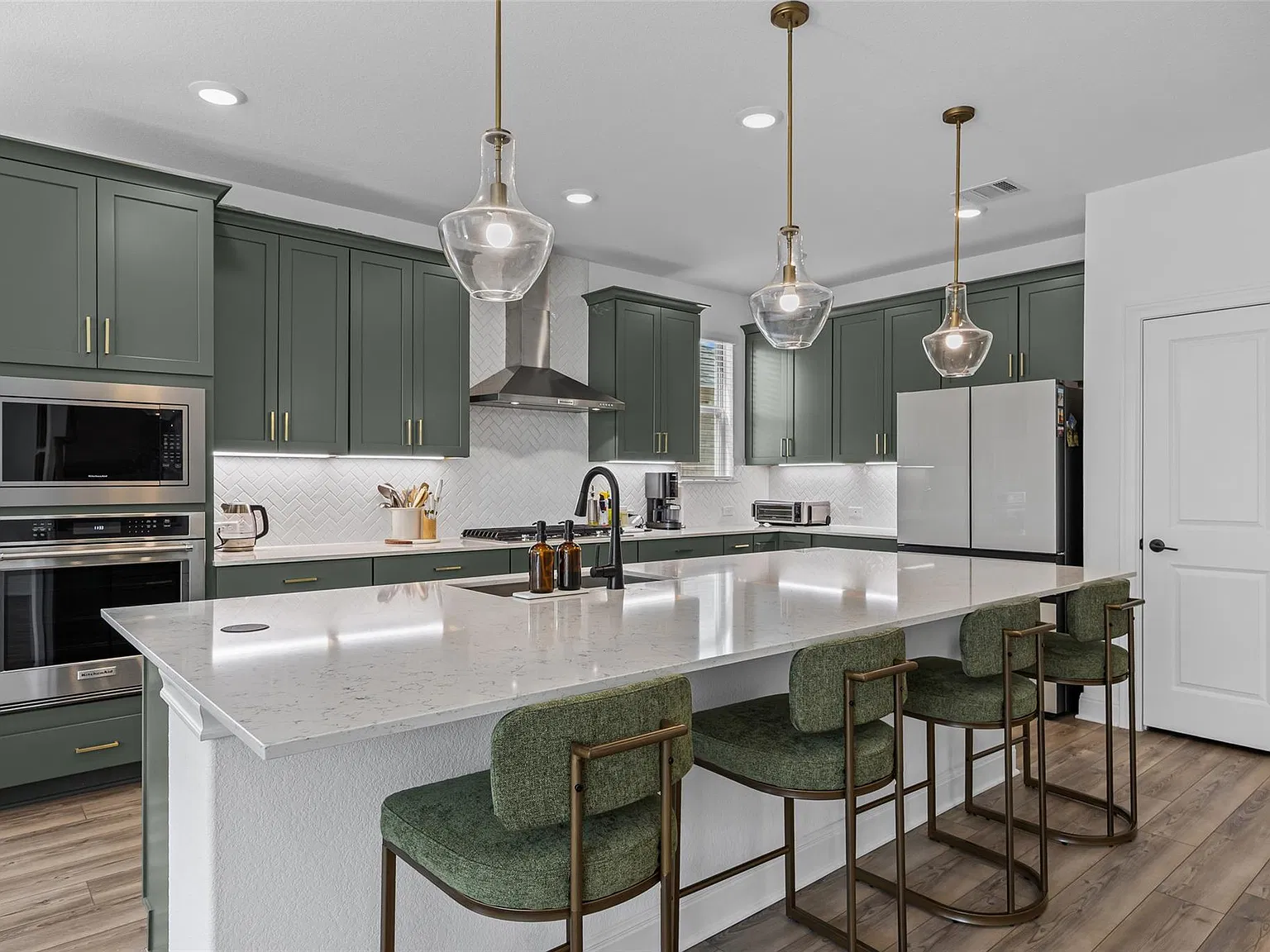 4 bed, 3.5 bath, 3411 sqft, $3,750 — Photo 2