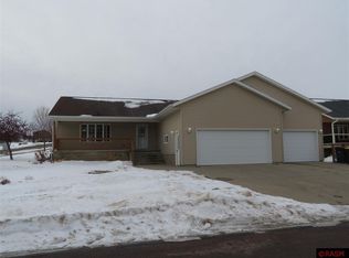 1938 Rock Ridge Ln, Saint Peter, MN 56082