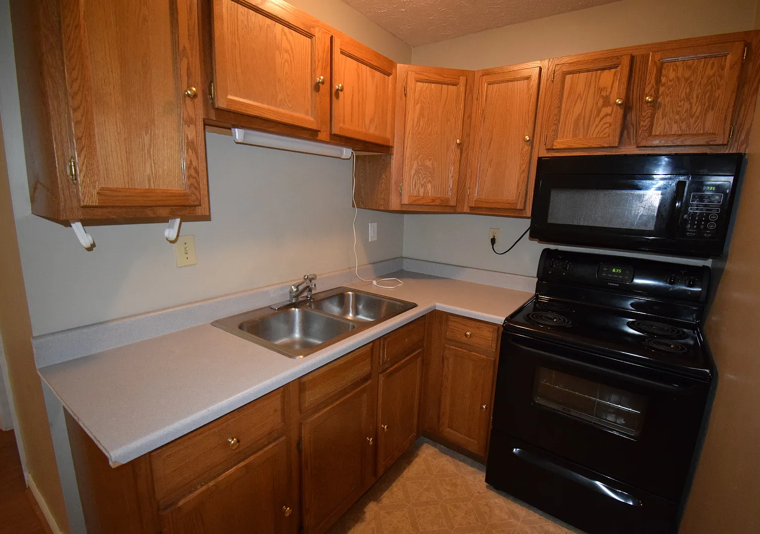Newly Renovated 2 Bedroom Near Campus! — Photo 1