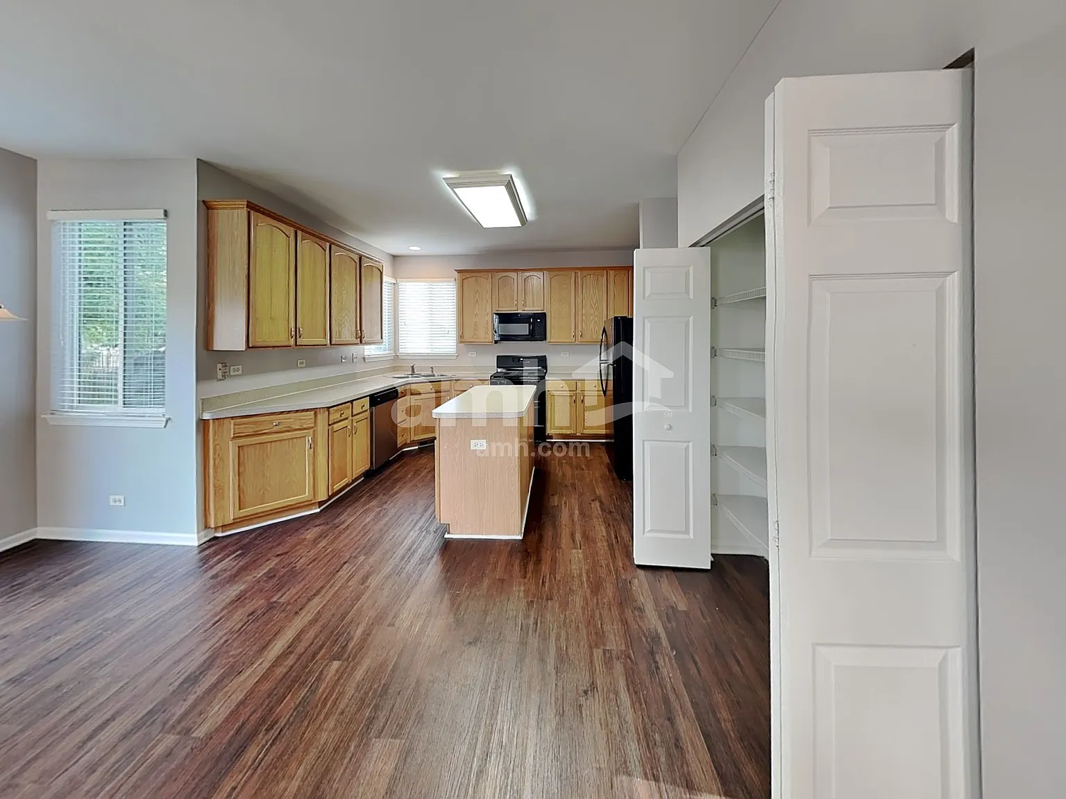 4 bed, 2.5 bath, 2874 sqft, $3,480 — Photo 3