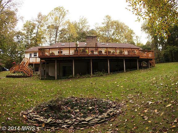 80' x 18' deck along the entire back of the home
