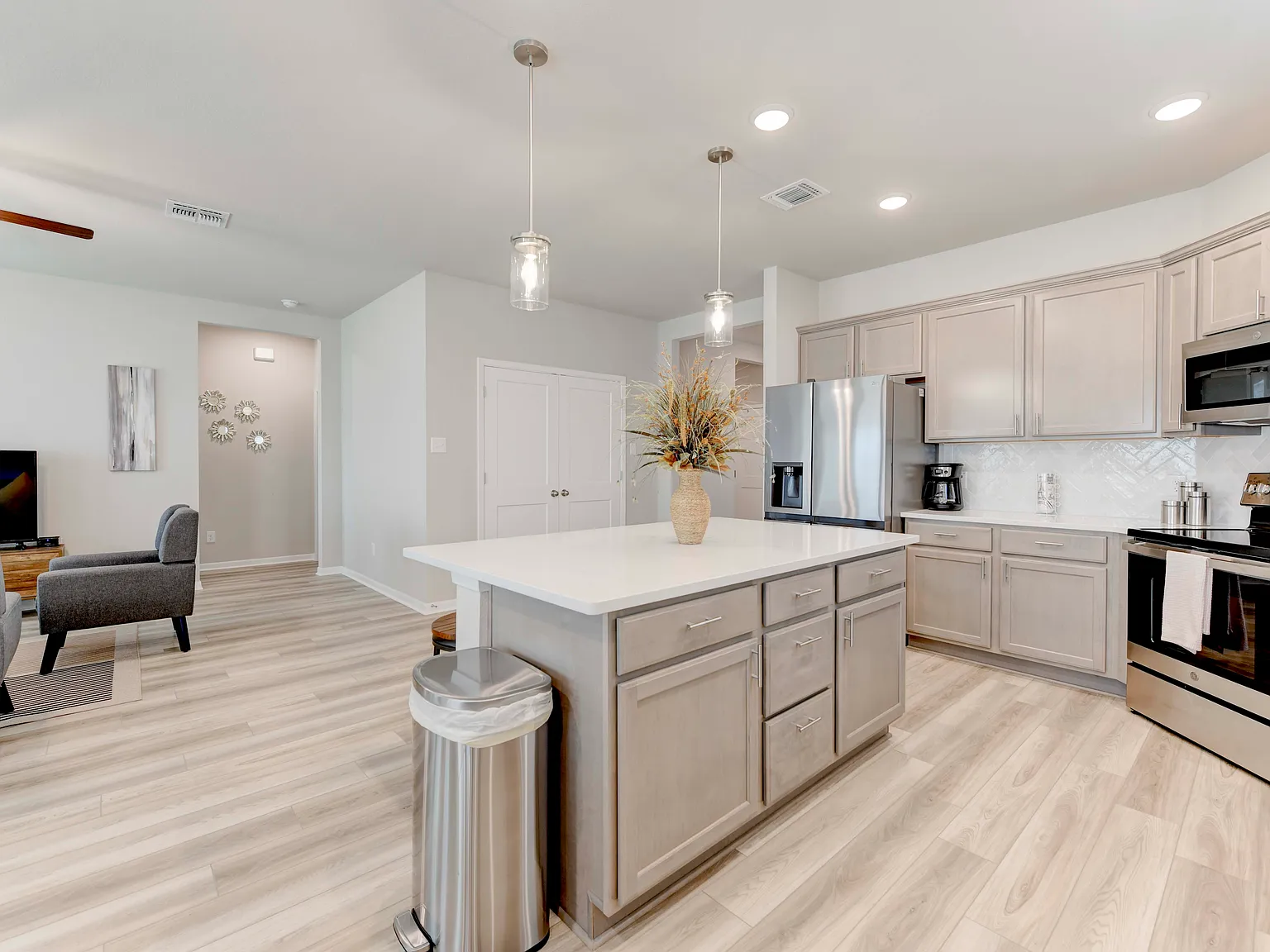 4 bed, 1783 sqft, $4,000 — Photo 4