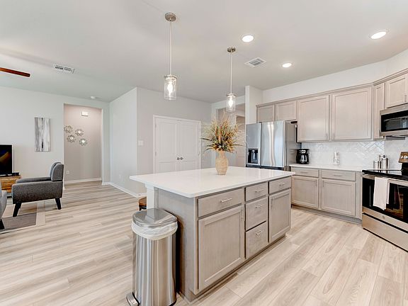 4th image of 524 Oxford Ln