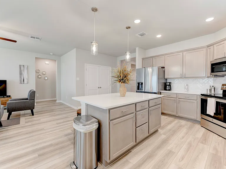 524 Oxford Ln — Photo 4