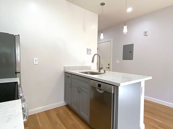 3rd image of 1637 Clay St #B