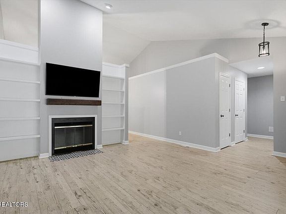 4th image of 1120 Harrogate Dr