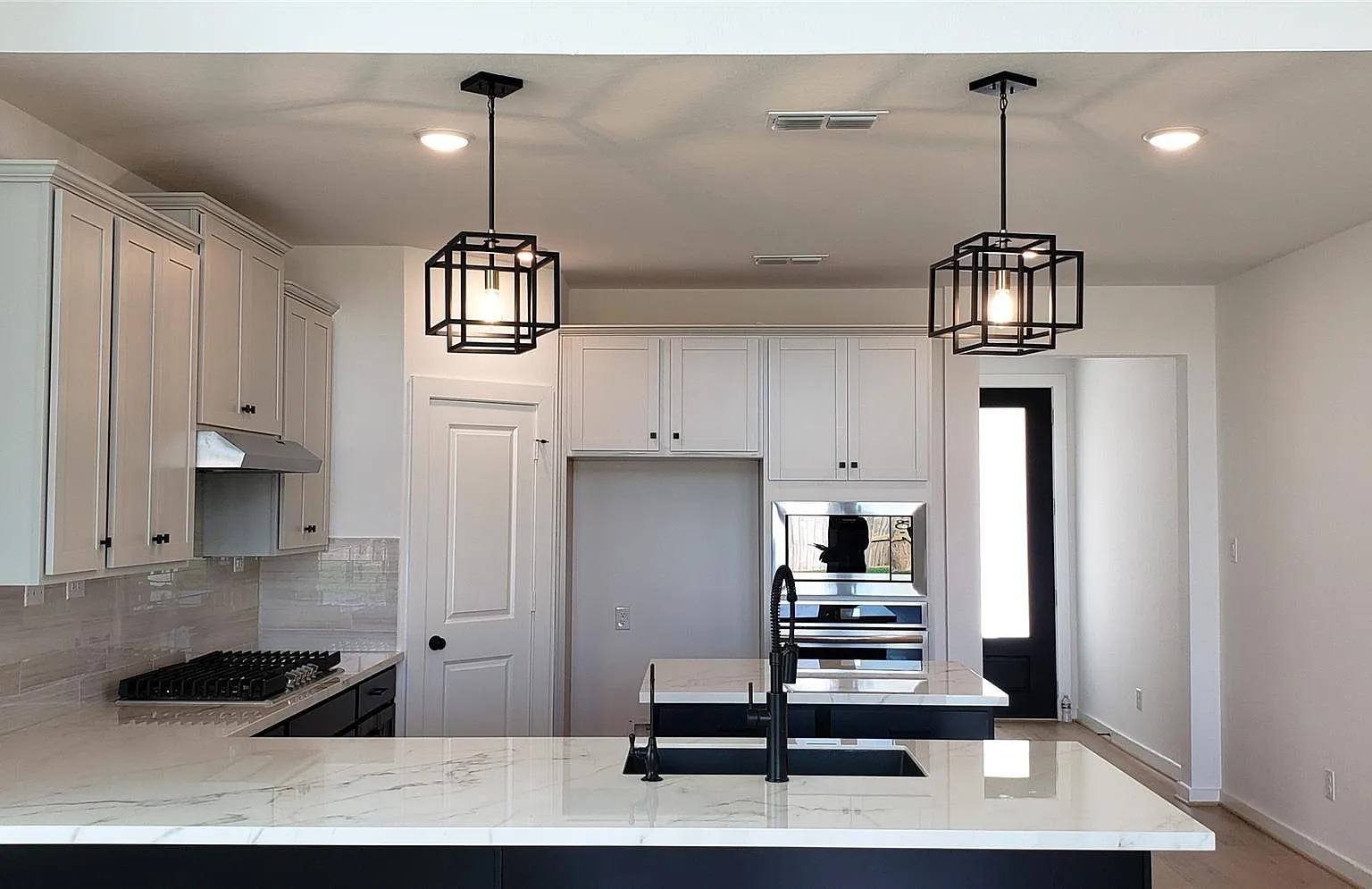 5 bed, 4.0 bath, 2650 sqft, $3,200 — Photo 4
