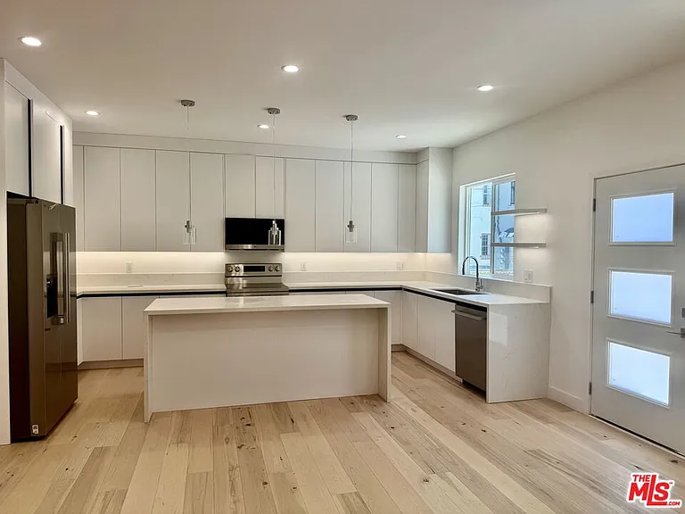 418 N Orange Grove Ave — Photo 3