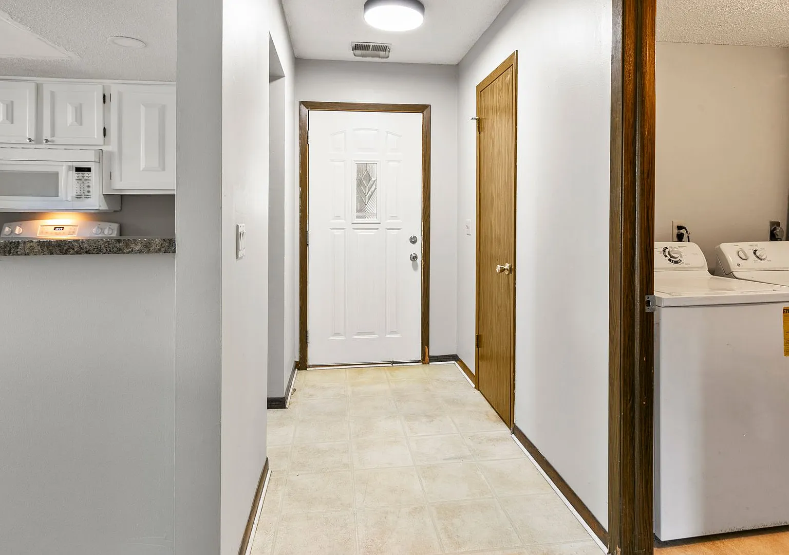 Spacious 3 Bedroom/ 3 Bath Townhouse — Photo 3