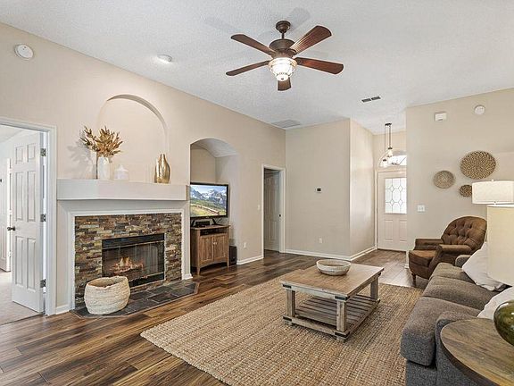 3rd image of 108 Hawthorn Hedge Ln