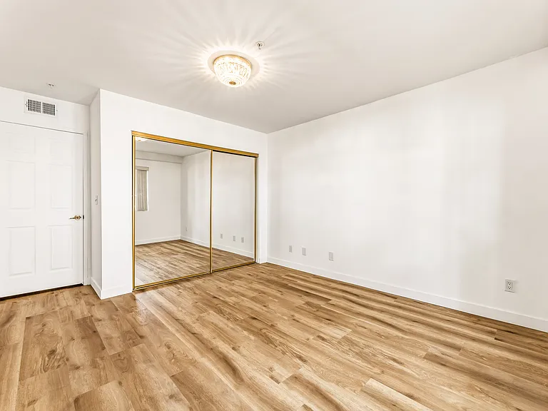 345 N Kenwood St #106 — Photo 8
