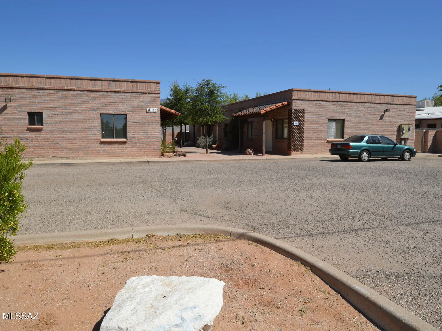 2 bed, 1.0 bath, 868 sqft, $995 — Photo 1