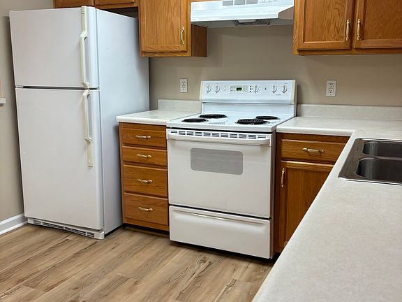 Kitchen area also has washer dryer hook up