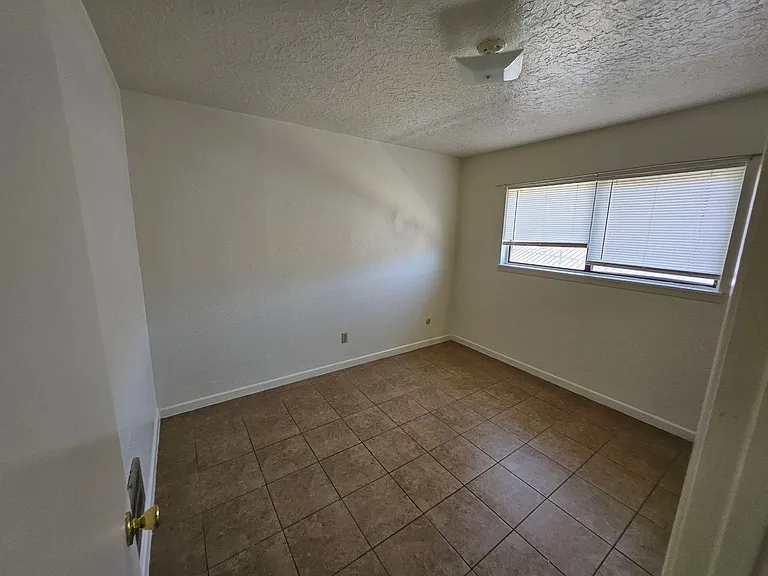 1400 S Ave E — Photo 6