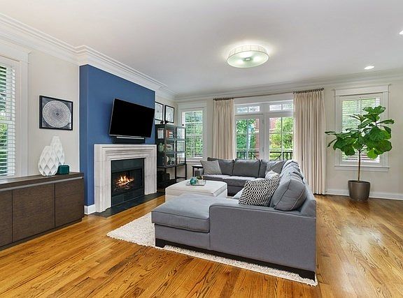 2nd image of 902 W Diversey Pkwy APT 2