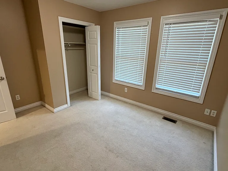 2122 Clinton St — Photo 38