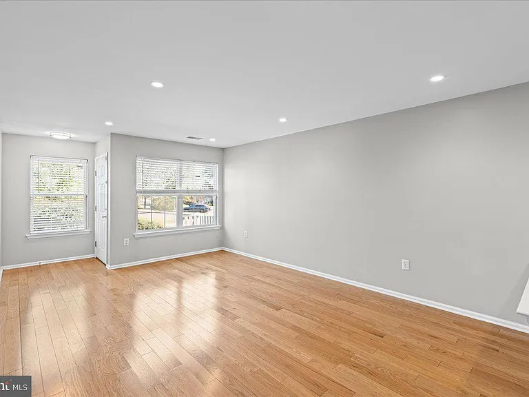 302 Wellington Park Dr — Photo 4