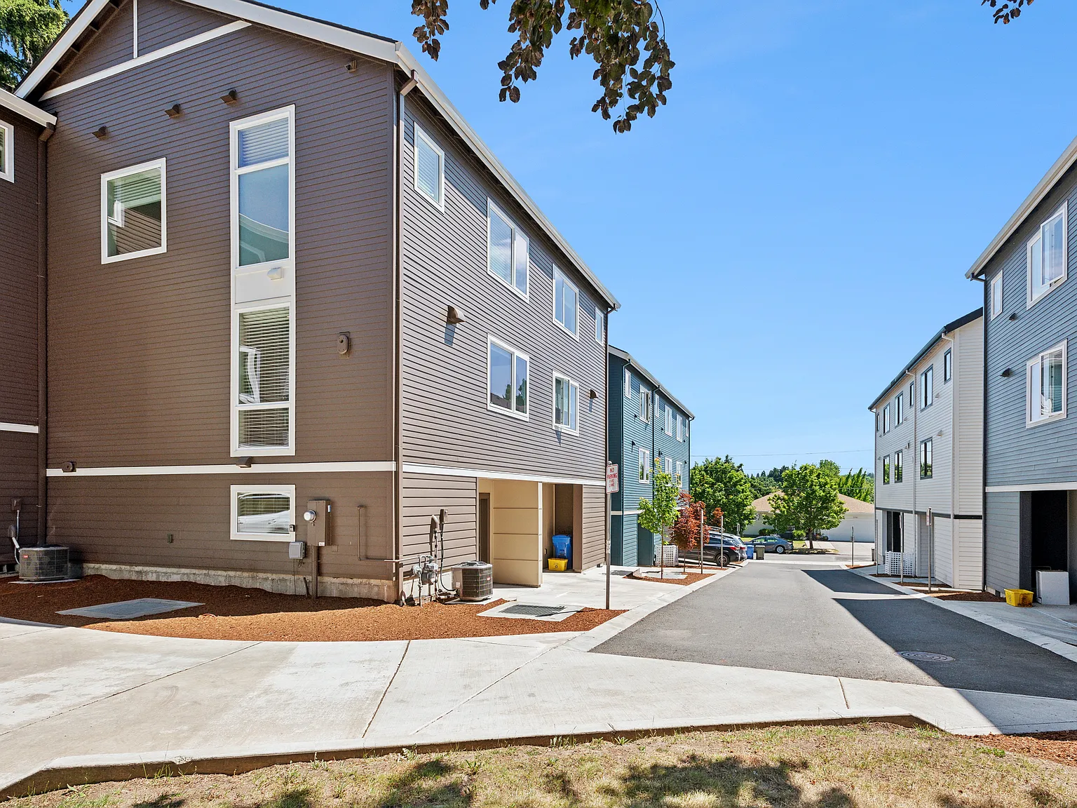 3 bed, 3.5 bath, 1970 sqft, $3,300 — Photo 4