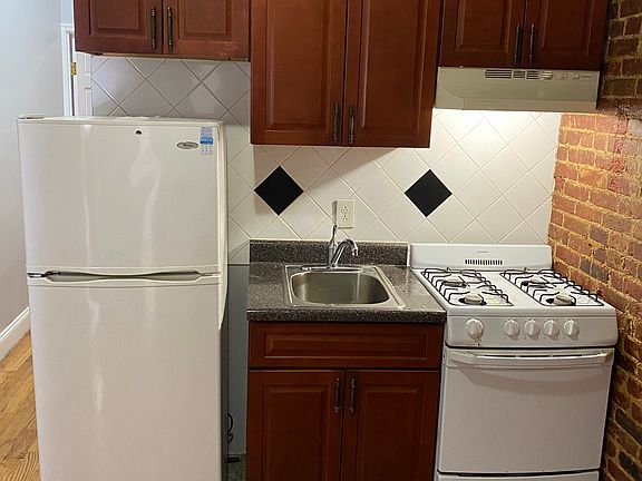 3rd image of 234 E 106th St APT 1A