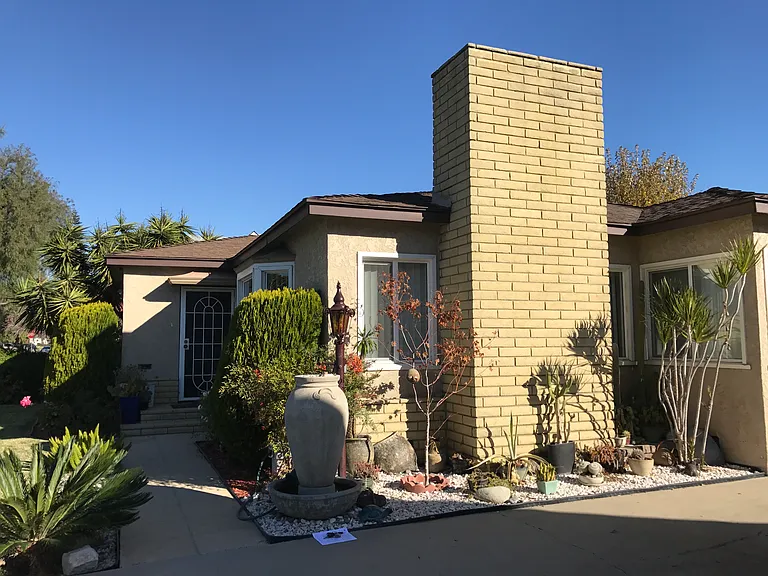 4638 Blackthorne Ave — Photo 3