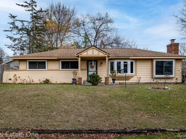 3396 Lotus Dr, Waterford, MI 48329