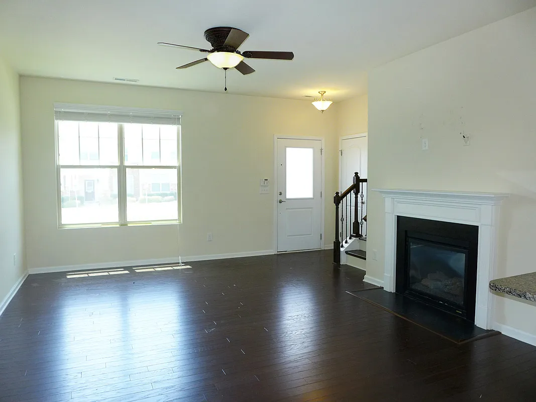 3 bed, 2.5 bath, 1321 sqft, $1,895 — Photo 2