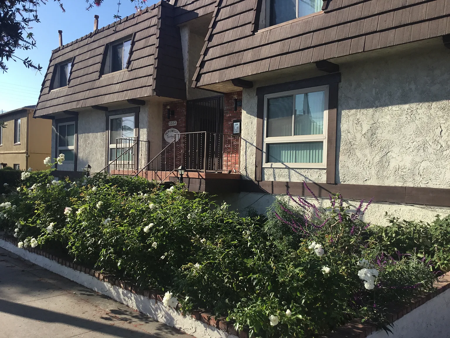 COMPLETELY REMODELED TOWNHOUSE FOR RENT — Photo 2