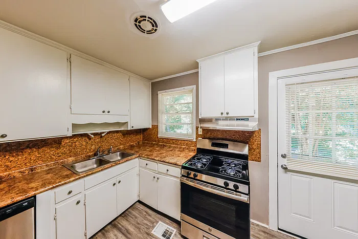3 bed, 1.0 bath, 1102 sqft, $1,225 — Photo 4