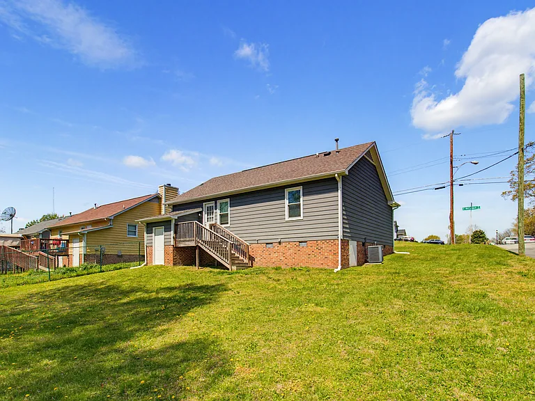 210 E McCulloch St — Photo 24