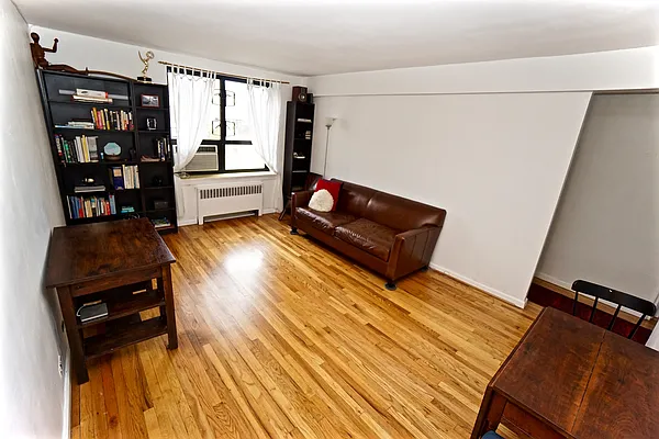 Sold by Bizzarro Agency | media 9