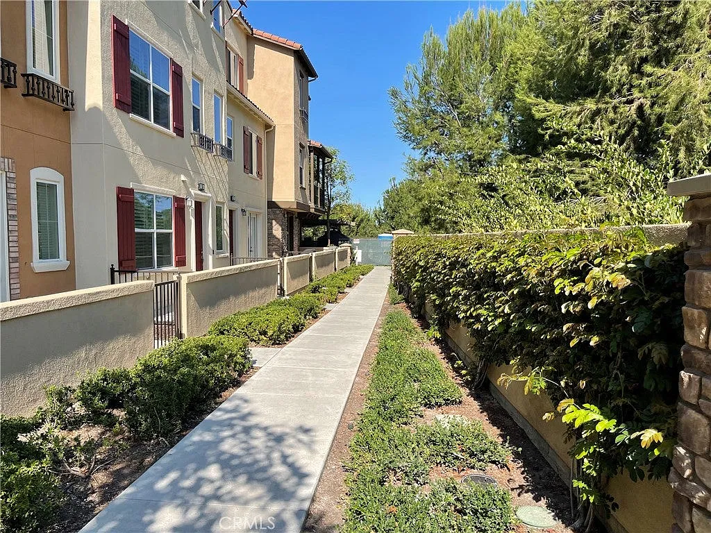 2 bed, 2.5 bath, 1560 sqft, $4,000 — Photo 3