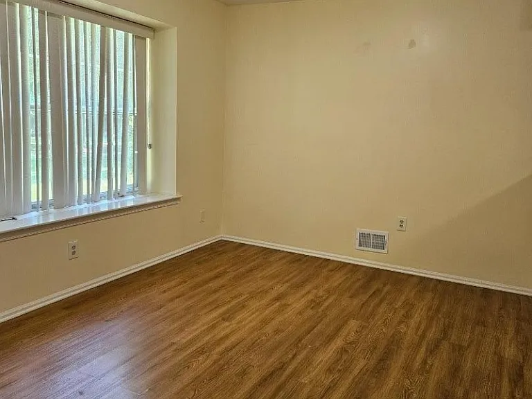 271 Abbey Dr — Photo 3
