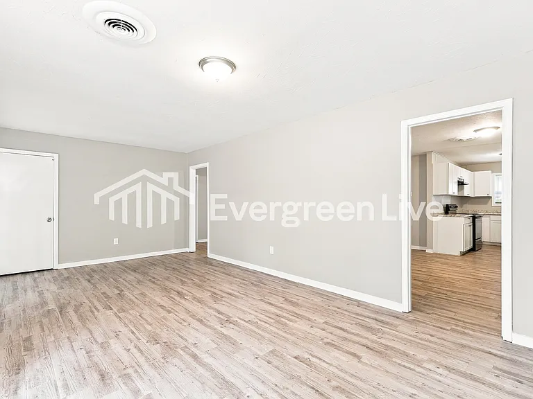 2839 Fallbrook Dr — Photo 4