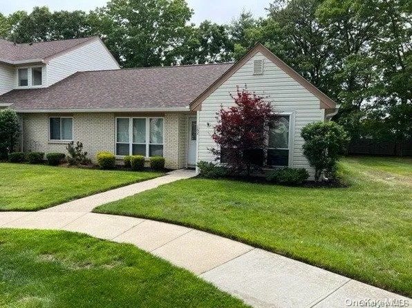 162 Dari Drive #162, Holbrook, NY 11741