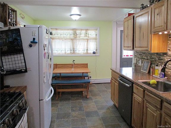 4th image of 216 Watkins Ave