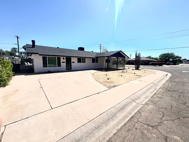 8201 E Mitchell Dr — Photo 11