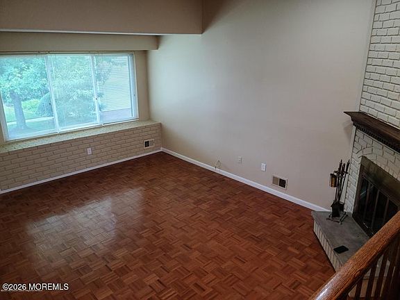 5th image of 215 Clubhouse Dr