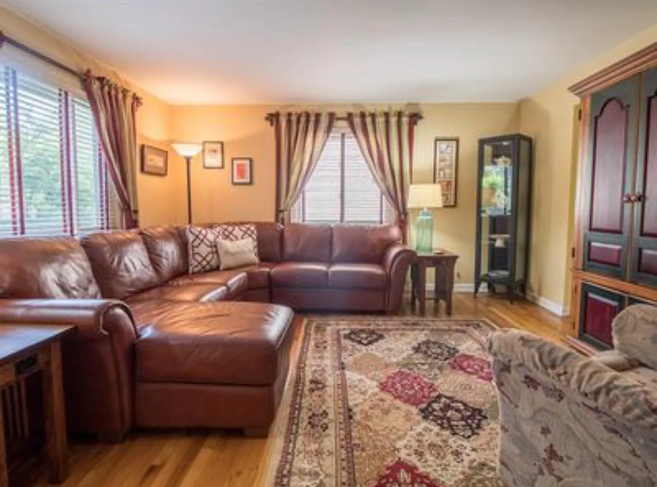 3 bed, 1.5 bath, 1432 sqft, $2,000 — Photo 2