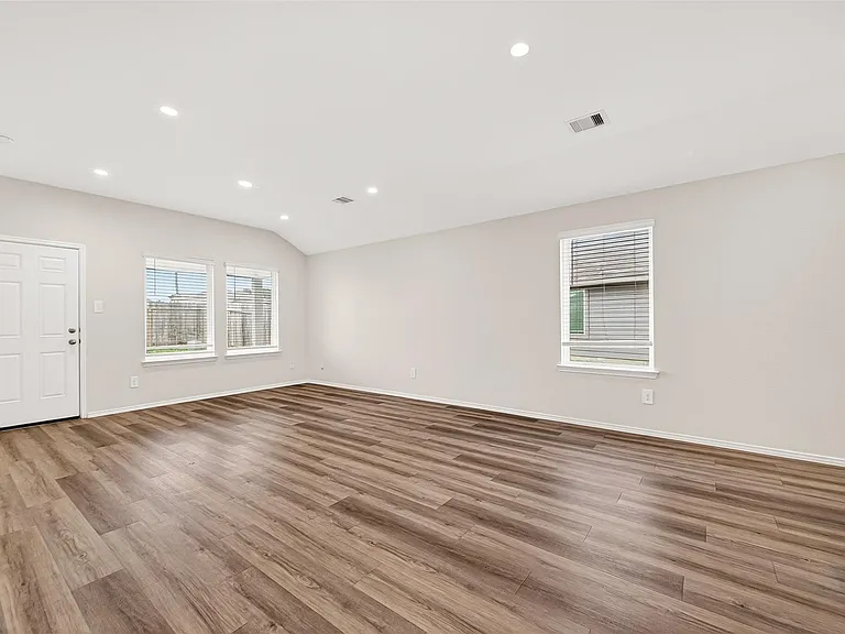 1710 Legacy Hills Dr — Photo 3